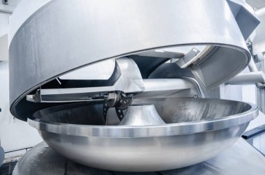 Kesici. Et taşlama için endüstriyel kesici. Fabrika üretim sosis ve et lezzetleri için. Arka plan.