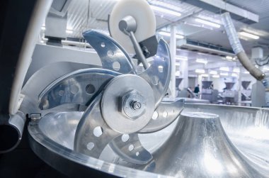 Kesici. Et taşlama için endüstriyel kesici. Fabrika üretim sosis ve et lezzetleri için. Arka plan.