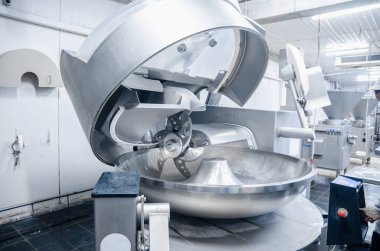 Kesici. Et taşlama için endüstriyel kesici. Fabrika üretim sosis ve et lezzetleri için. Arka plan.