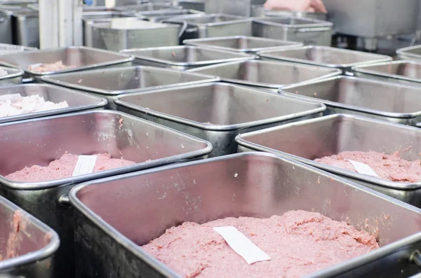 Kıyma makinesi. Sosis üretim hattı. Sosis üretim süreci. Endüstriyel üretim sosis. Et dükkanı. Kıyma.