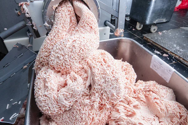 Kıyma makinesi. Sosis üretim hattı. Sosis üretim süreci. Endüstriyel üretim sosis. Et dükkanı. Kıyma.
