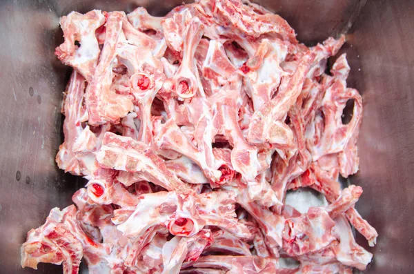 Domuz eti kemik kan ile. Domuz eti beceriyor için et Dükkanı.