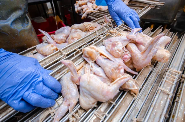 Tavuk. Üretimi tavuk lezzetleri hattı. Füme incelik fabrika.