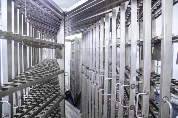 Paslanmaz çelik yasaktır sosis için el arabalar. Sosis ve et lezzetleri için fabrika endüstriyel donatım