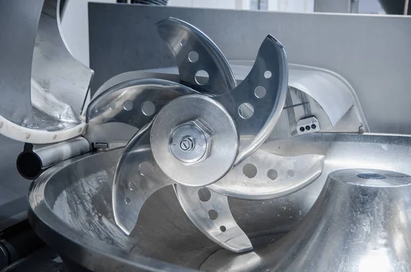 Kesici. Et taşlama için endüstriyel kesici. Fabrika üretim sosis ve et lezzetleri için. Arka plan.