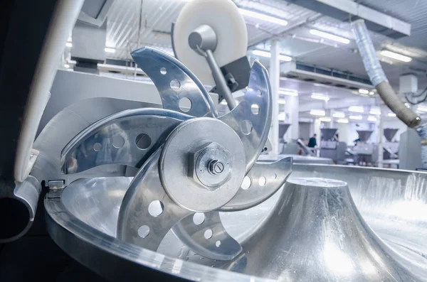 Kesici. Et taşlama için endüstriyel kesici. Fabrika üretim sosis ve et lezzetleri için. Arka plan.