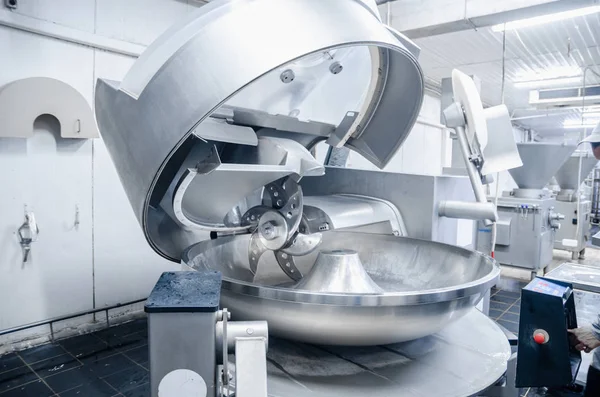 Kesici. Et taşlama için endüstriyel kesici. Fabrika üretim sosis ve et lezzetleri için. Arka plan.