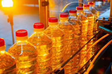 Ayçiçek yağı. Fabrika üretim ve ayçiçeği tohumu gelen rafine petrol dolum hattı. Fabrika konveyör gıda sanayi.