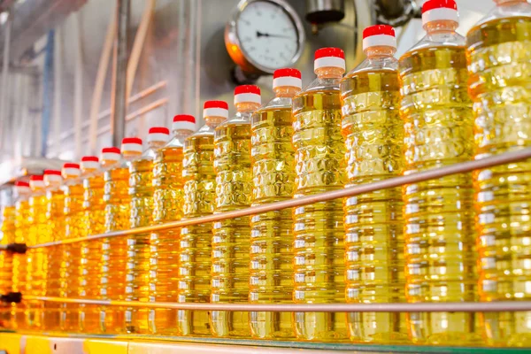 Ayçiçek yağı. Fabrika üretim ve ayçiçeği tohumu gelen rafine petrol dolum hattı. Fabrika konveyör gıda sanayi.