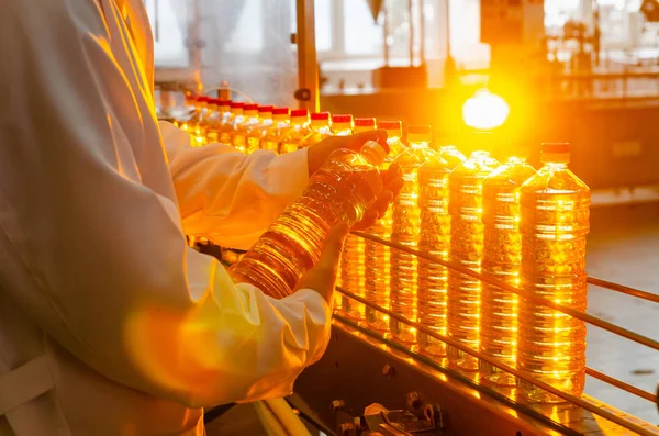 Zonnebloemolie Olijfolie Medewerker Van Fabriek Een Witte Jas Houdt Een — Stockfoto