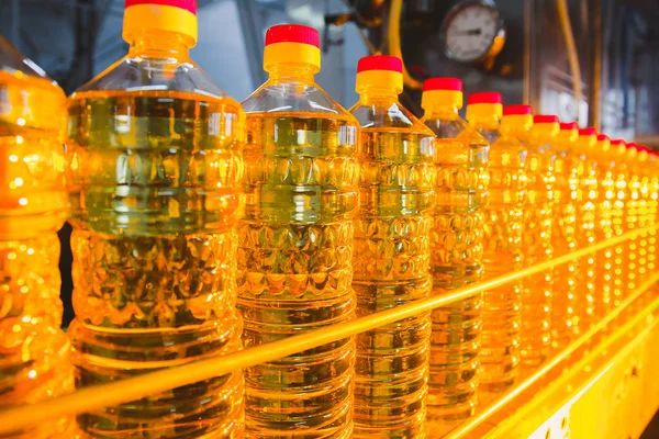 Ayçiçek yağı. Fabrika üretim ve ayçiçeği tohumu gelen rafine petrol dolum hattı. Fabrika konveyör gıda sanayi.