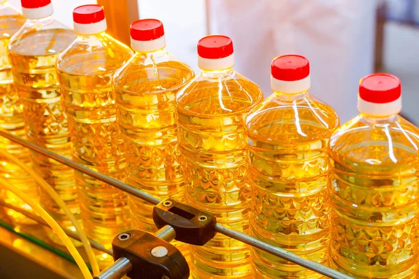 Ayçiçek yağı. Fabrika üretim ve ayçiçeği tohumu gelen rafine petrol dolum hattı. Fabrika konveyör gıda sanayi.