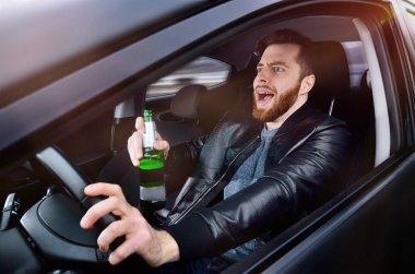 Alkol arabada içer. Bira direksiyonun başında olan adam. Bira olan adam. Acil durum. Sosyal