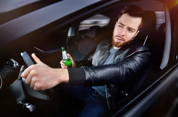 Bebe Álcool Carro Tipo Com Cerveja Volante Homem Com Cerveja — Fotografia de Stock