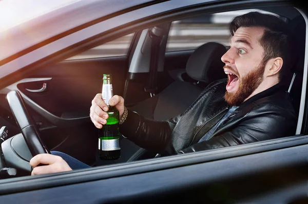 Bebe Álcool Carro Tipo Com Cerveja Volante Homem Com Cerveja — Fotografia de Stock