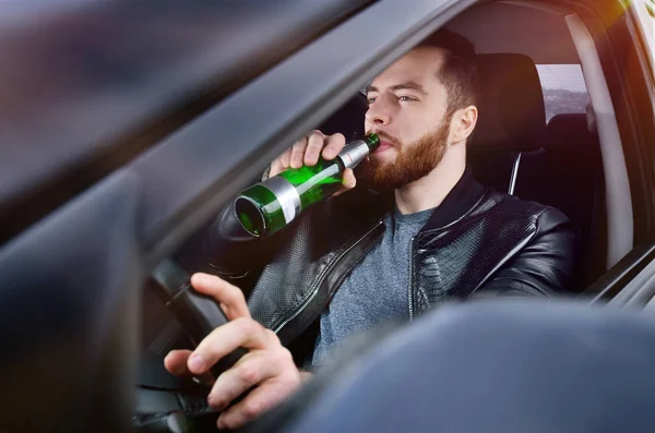 Bebe Álcool Carro Tipo Com Cerveja Volante Homem Com Cerveja — Fotografia de Stock