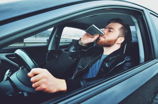 Bêbado Conduzir Carro Com Uma Garrafa Álcool Mão Uísque Homem — Fotografia de Stock