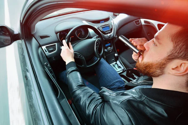 Bêbado Conduzir Carro Com Uma Garrafa Álcool Mão Uísque Homem — Fotografia de Stock