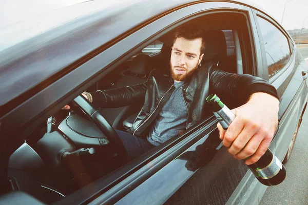 Bêbado Dirigindo Carro Com Uma Garrafa Álcool Mão Homem Segura — Fotografia de Stock