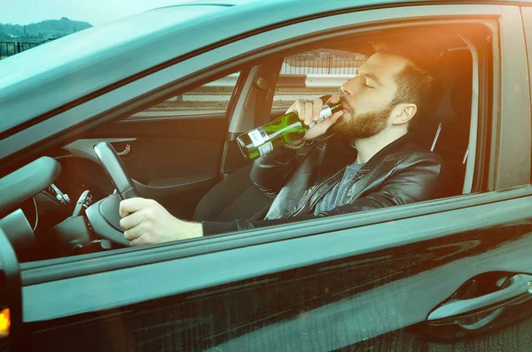 Bêbado Conduzir Carro Com Uma Garrafa Álcool Mão Homem Beber — Fotografia de Stock