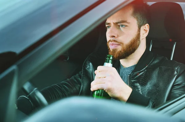 Bêbado Dirigindo Carro Com Uma Garrafa Álcool Mão Homem Segura — Fotografia de Stock