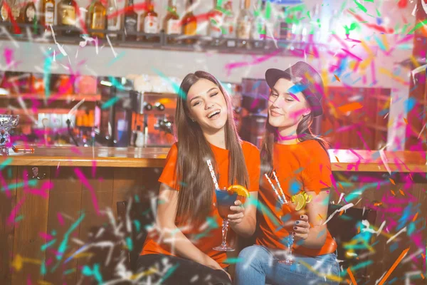 无彩提派对在俱乐部的一次聚会上 两个年轻的女同性恋者 — 图库照片