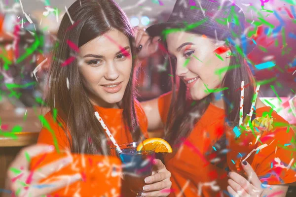 Festa Confetti Duas Jovens Lésbicas Uma Festa Clube Tirar Uma — Fotografia de Stock