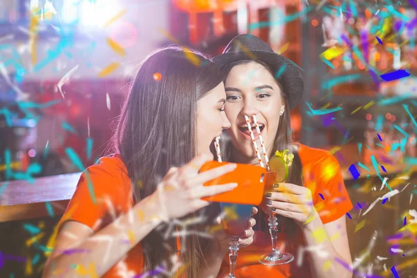 无彩提派对在俱乐部的一个聚会上 两个年轻的女同性恋者自拍自拍 — 图库照片