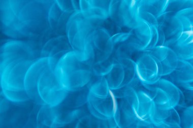 Su mavisi soyut arkaplan. Doku bokeh. Odaklanmamış resim.