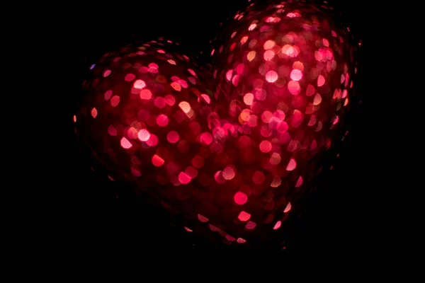 Siyah bir zemin üzerine kırmızı parlayan kalp. Sevgililer günün kutlu olsun.
