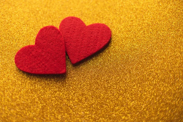 Κόκκινα Τσόχινα Καρδιές Χρυσό Γυαλιστερό Φόντο Ημέρα Του Αγίου Βαλεντίνου — Φωτογραφία Αρχείου
