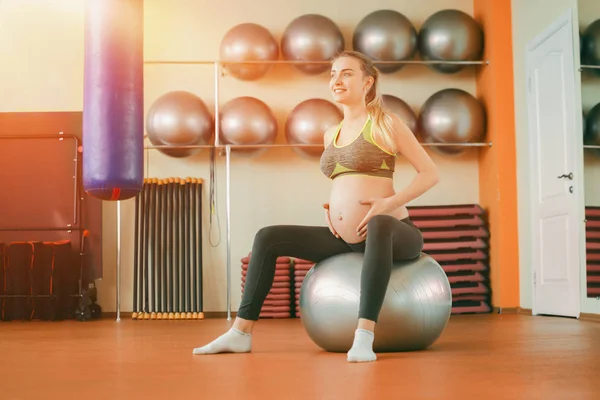 Yoga für Schwangere. junge schöne schwangere Mädchen im Sport — Stockfoto