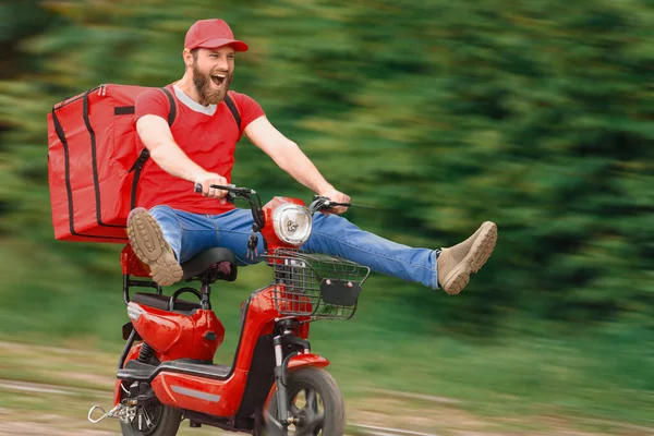 Repartidor Comida Ciclomotor Rojo Con Una Bolsa Comida Vuela Alta — Foto de Stock