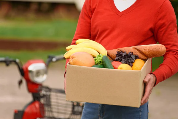 Livreur Nourriture Uniforme Rouge Avec Une Boîte Corton Des Provisions — Photo