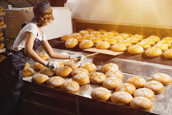 Дівчина Пекарня Бере Дерев Яний Лопата Хліб Промислової Печі Пекарні — стокове фото