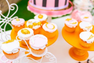 Çikolata. Beyaz dekore edilmiş ahşap tramvay ve yakın plan şekerler.