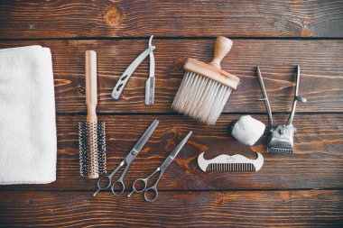 Berber dükkanı aksesuarları ahşap masada. Berber dükkanı arkaplan kopyalama alanı.