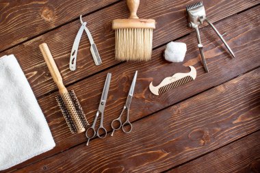 Berber dükkanı aksesuarları ahşap masada. Berber dükkanı arkaplan kopyalama alanı.