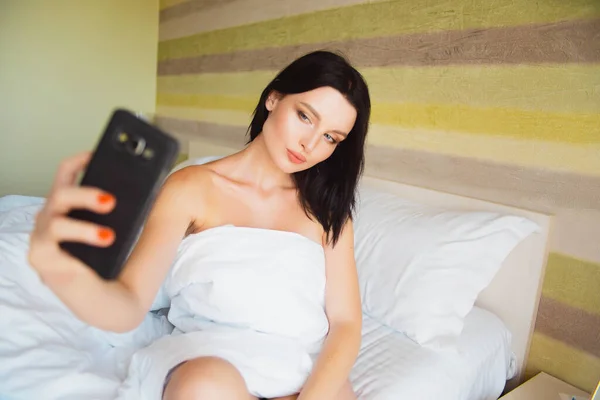 Ung Flicka Stor Hatt Gör Selfie Smartphone När Ligger Sängen — Stockfoto