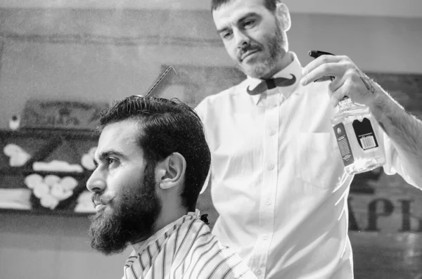 Peluquero Peina Cabello Joven Con Barba Bigote Espolvorea Pelo Pistola — Foto de Stock