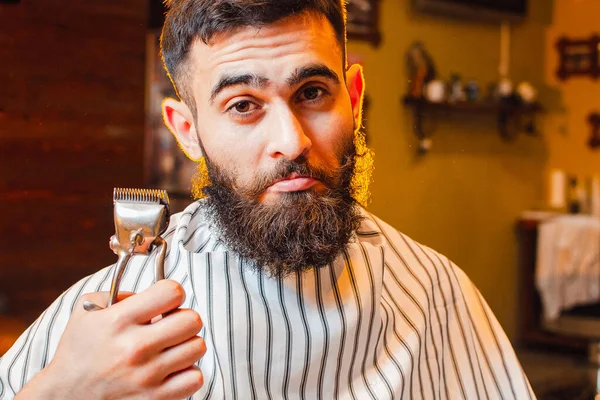 Joven Guapo Con Barba Bigote Sostiene Pinzas Pelo Vintage Mano — Foto de Stock