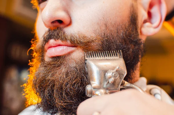 Barber Cuts Beard Vintage Hair Clippers Young Handsome Guy Beard — Stock Photo, Image