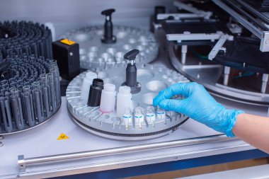 Laboratuvar immünoassay analizörü. Bulaşıcı hastalıkların teşhisi ve alerjik reaksiyonlar. Doğum öncesi tarama. Hormonal durumun analizi.