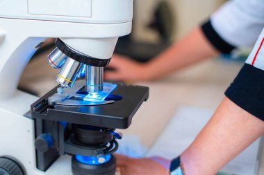 Tıp laboratuarındaki masaüstünde elektron mikroskobu.