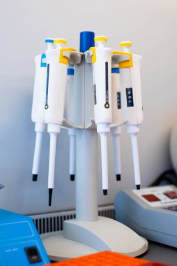 DNA testi ve kan analizi için laboratuvar ekipmanları..