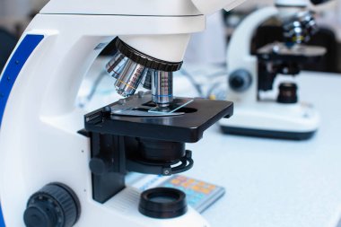 Laboratuvardaki masada mikroskoplar var. Analizler için tıbbi laboratuvar