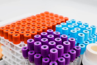 Kan toplamak için vakum tüpleri. Laboratuvar kan testi..