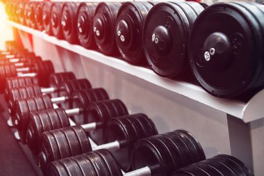 Spor salonu ve halter ağırlık idman ekipmanları. Sağlıklı yaşam, spor aletleri ve spor konsepti. Boşluğu kopyala.