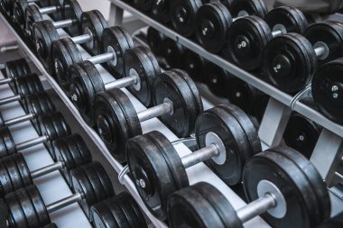 Spor salonu ve halter ağırlık idman ekipmanları. Sağlıklı yaşam, spor aletleri ve spor konsepti. Boşluğu kopyala.