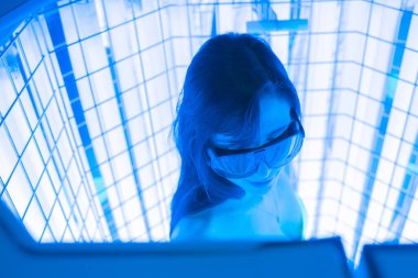 Solaryumda bronzlaşma. Tıbbi kozmetoloji merkezinde fototerapi prosedürü